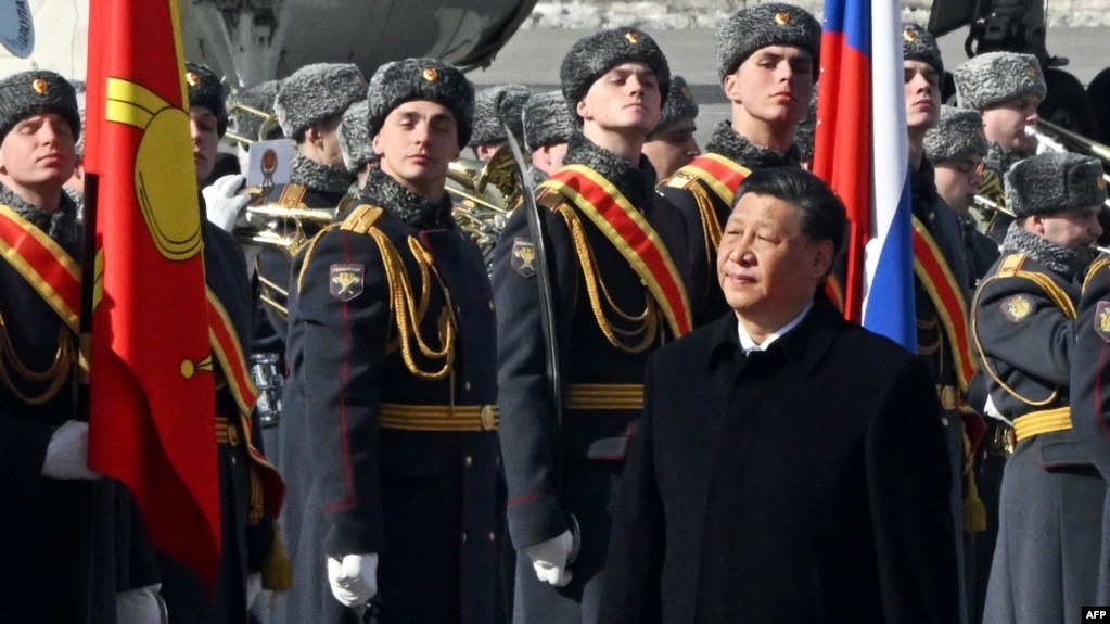 El presidente de China, Xi Jinping, pasa junto a los guardias de honor durante una ceremonia de bienvenida en el aeropuerto Vnukovo de Moscú el 20 de marzo de 2023.
