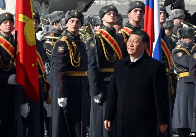 China's President Xi Jinping walks past honor guards during a welcoming ceremony at Moscow's Vnukovo airport on March 20, 2023. (Photo by Anatoliy Zhdanov / Kommersant Photo / AFP)