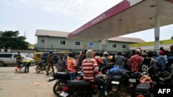 Waendesha pikipiki za “bodaboda” wakiwa kwenye foleni ya kununua mafuta katika kituo cha mafuta cha Ibafo huko Nigeria, tarehe 30 Mei 2023. Picha na PIUS UTOMI EKPEI / AFP.