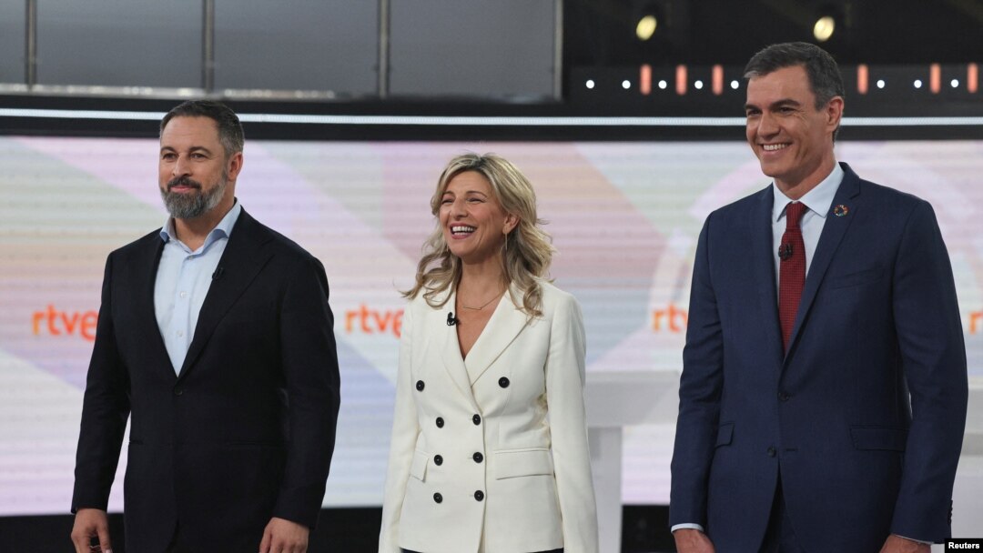 De derecha a izquierda: el candidato de VOX, Santiago Abascal, la candidata de Sumar, Yolanda Díaz, y el actual presidente Pedro Sánchez.