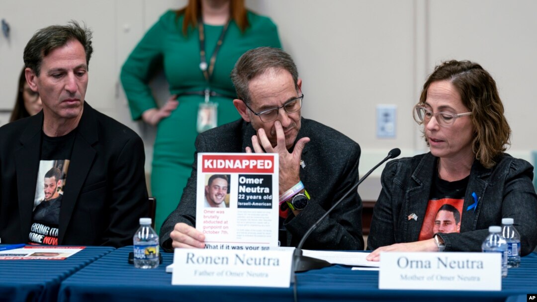 Kerabat dari para sandera yang ditahan Hamas Ruby Chen (dari kiri ke kanan), Ronen and Orna Neutra, hadir dalam pertemuan dengan Komite Hubungan Luar Negeri DPR AS di Washington, pada 29 November 2023. (Foto: AP/J. Scott Applewhite)
