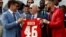 Presiden AS Joe Biden memegang kaos jersey klub sepak bola AS, Kansas City Chief, saat tim tersebut mengunjungi Gedung Putih untuk merayakan kemenangan di turnamen Super Bowl LVII, di Washington, 5 Juni 2023. (Foto: Evelyn Hockstein/Reuters)