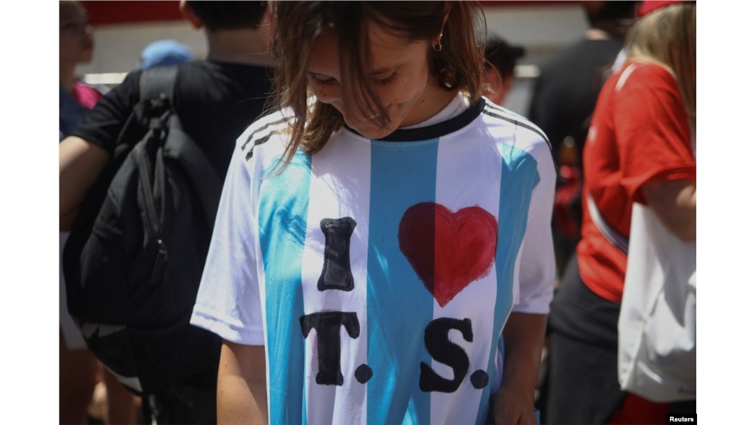 Una fan de Taylor Swift posa para una foto mientras se alinea para su concierto en el Estadio Mas Monumental, en Buenos Aires, Argentina, 9 de noviembre de 2023. REUTERS/Tomas Cuesta