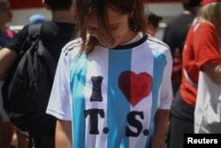 Una fan de Taylor Swift posa para una foto mientras se alinea para su concierto en el Estadio Mas Monumental, en Buenos Aires, Argentina, 9 de noviembre de 2023. REUTERS/Tomas Cuesta