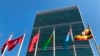 Des drapeaux flottent à l'extérieur du siège des Nations unies pendant la 74e session de l'Assemblée générale des Nations unies, le 28 septembre 2019. AP / Jennifer Peltz