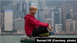 Tommy Fung天马行空坐在天星小轮上 (图片来源：Surreal HK)