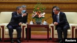 지난해 7월 리창(오른쪽) 중국 총리와 고노 요헤이(왼쪽) 일본 국제무역촉진협회장이 베이징 인민대회당에서 회동하고 있다. (자료사진)