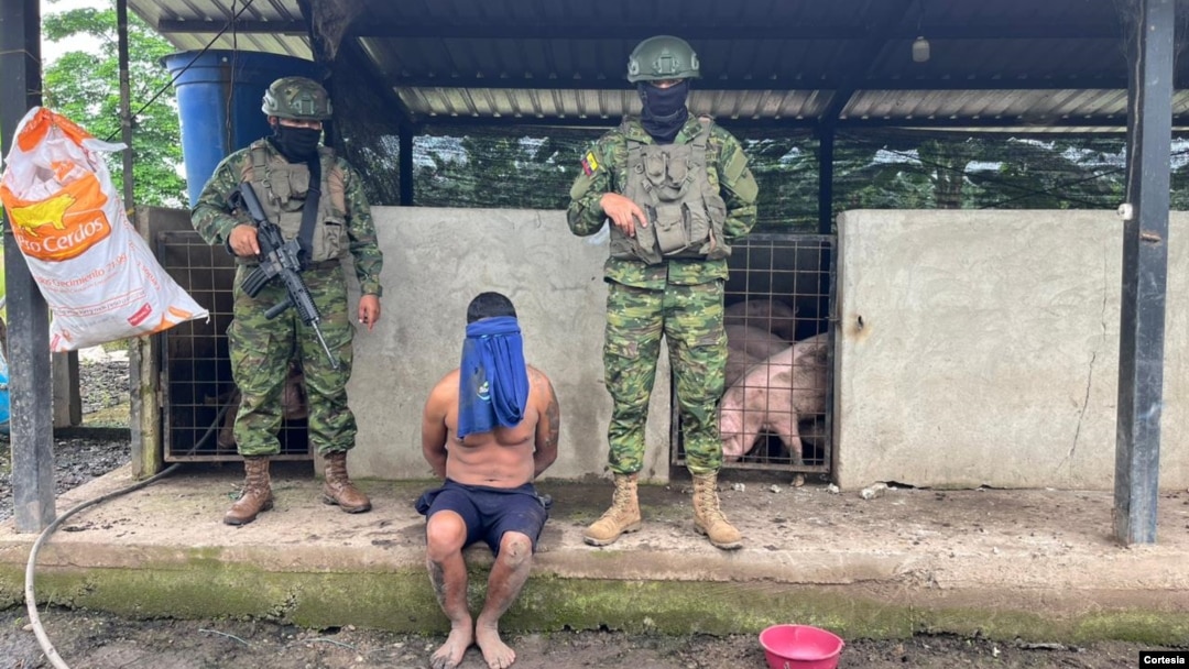 Un arsenal de armas de largo alcance, municiones y varias toneladas de sustancias sospechosas es el resultado de una operación militar desarrollada en el sector Estero Lagarto. Cortesía Fuerzas Armadas de Ecuador.