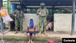 Un arsenal de armas de largo alcance, municiones y varias toneladas de sustancias sospechosas es el resultado de una operación militar desarrollada en el sector Estero Lagarto. Cortesía Fuerzas Armadas de Ecuador.