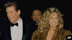 FILE - Actor Ryan O'Neal and longtime companion Farrah Fawcett arrive at the New York premiere of O'Neal's new movie, 'Chances Are,' March 6, 1989.