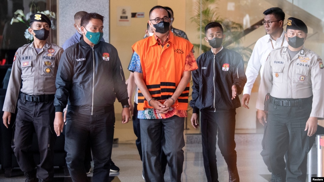 Rafael Alun Trisambodo, petugas pajak senior ditangkap oleh lembaga anti korupsi Indonesia atas tuduhan korupsi di Jakarta, 3 April 2023. (Antara Foto/M Risyal Hidayat/via REUTERS).