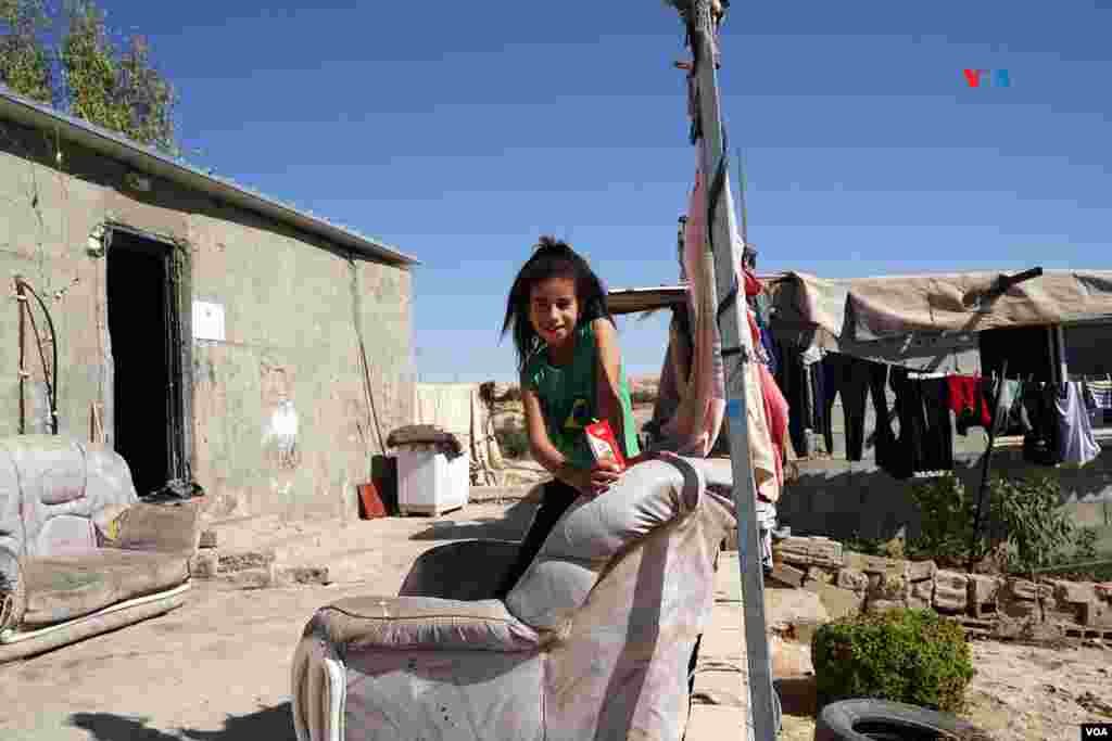 Una niña palestina posa en la entrada de su casa en Susya, Cisjordania, el 6 de noviembre de 2023.