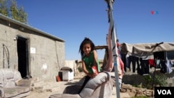 Una niña palestina posa en la entrada de su casa en Susya, Cisjordania, el 6 de noviembre de 2023.