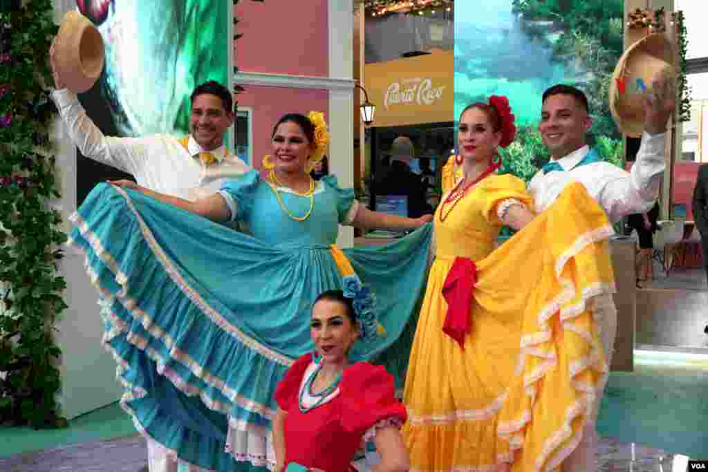 Bailarines de Puerto Rico con sus trajes tradicionales.