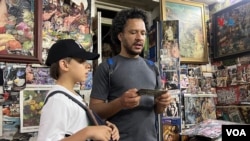 El profesor colombiano Albert Arias y su hijo Sergio, durante un recorrido por la casa collage de Medellín.