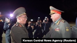 강순남(왼쪽) 북한 국방상이 지난 7월 평양 공항에 도착한 세르게이 쇼이구 러시아 국방장관을 맞이하고 있다. (자료사진)