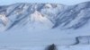 Sebuah truk melaju di sepanjang jalan raya federal R257 saat matahari terbenam di utara kota Kyzyl di Siberia Selatan, Rusia, 13 Februari 2018. (Foto: REUTERS/Ilya Naymushin)