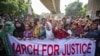 Para mahasiswa turun ke jalan dalam aksi protes menuntut keadilan bagi para korban yang tewas terbunuh dalam serangkaian aksi demonstrasi di Bangladesh baru-baru ini. Aksi protes berlangsung di Dhaka, Bangladesh, pada 31 Juli 2024. (Foto: AP/Rajib Dhar)