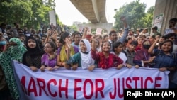 FILE - University students shout slogans during a protest to demand justice for the victims killed in the recent countrywide deadly clashes and ask for their campuses to be opened, in Dhaka, Bangladesh, July 31, 2024. (AP Photo/Rajib Dhar), File)
