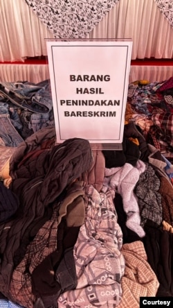 Tumpukan pakaian bekas disita penyidik ​​kepolisian yang tergabung dalam Satgas Anti Impor Ilegal. (Sumber: Freds yang menantang)