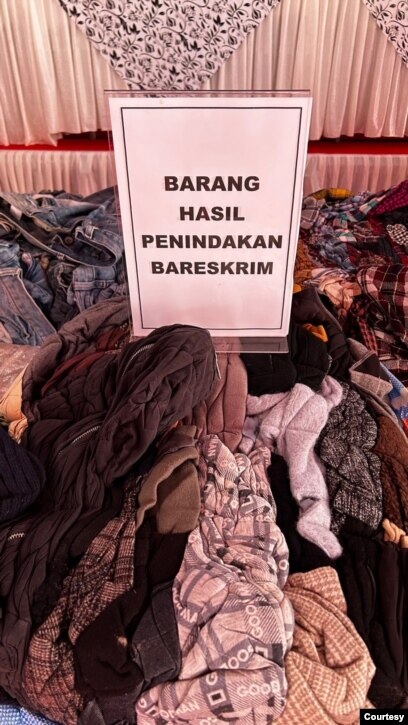 A pile of used clothing confiscated by police detectives who are part of the Anti-Illegal Imports Task Force. (Courtesy: Devianti Faridz)