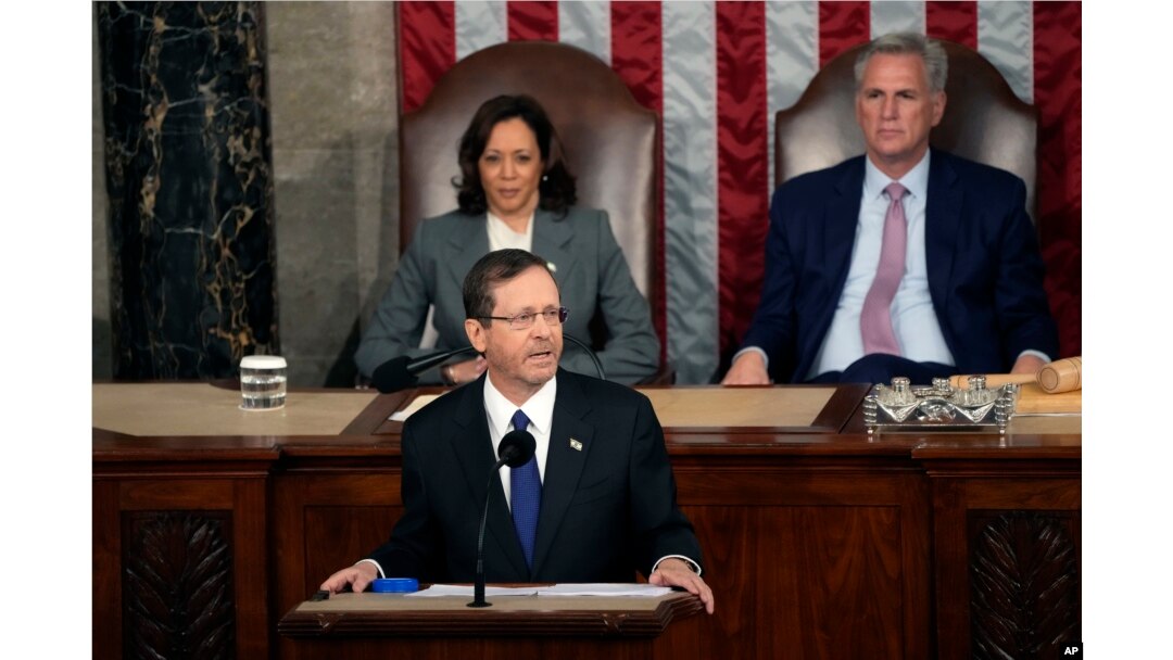 Presiden Israel Isaac Herzog berpidato pada sidang gabungan Kongres, Rabu, 19 Juli 2023, di Capitol di Washington, disaksikan oleh Wakil Presiden Kamala Harris dan Ketua DPR Kevin McCarthy dari California. (AP/Jacquelyn Martin)