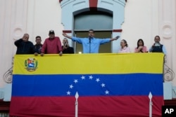 Presiden Nicolas Maduro berpidato di hadapan para pendukungnya dari istana kepresidenan di Caracas, Venezuela, Selasa, 30 Juli 2024. (Fernando Vergara/AP)