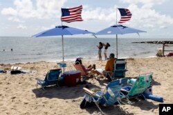 แฟ้มภาพ - ผู้คนเดินทางไปพักผ่อนในวันหยุดยาวในช่วงสุดสัปดาห์วันแรงงานแห่งชาติของสหรัฐฯ ที่เมืองเดนนิสพอร์ต รัฐแมสซาชูเซตส์ เมื่อ 30 ส.ค. 2567