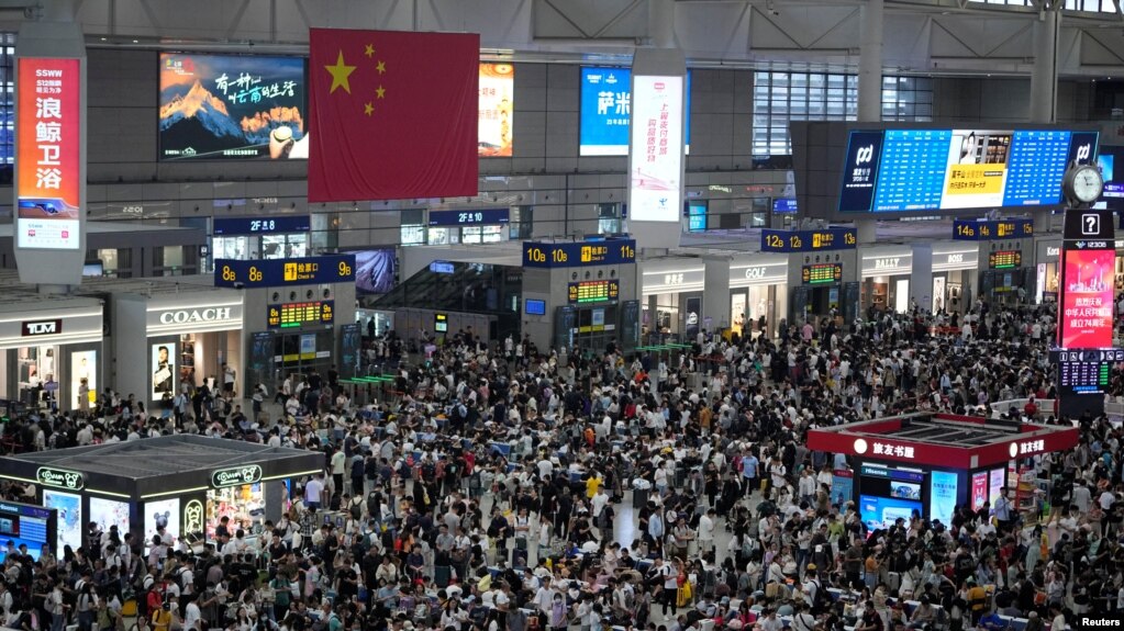 中秋节和中国国庆即将到来，上海虹桥火车站挤满候车人群。（2023年9月28日）(photo:VOA)