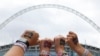 Sejumlah fans Taylor Swift memamerkan gelang persahabatan yang mereka kenakan saat menghadiri konser Swift di Stadion Wembley, di London, pada 15 Agustus 2024. (Foto: Reuters/Toby Melville)