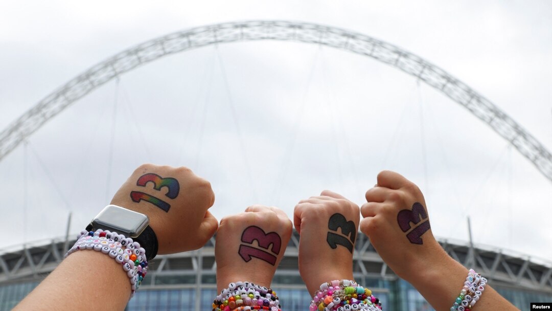 Sejumlah fans Taylor Swift memamerkan gelang persahabatan yang mereka kenakan saat menghadiri konser Swift di Stadion Wembley, di London, pada 15 Agustus 2024. (Foto: Reuters/Toby Melville)