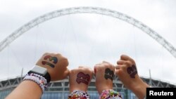 Sejumlah fans Taylor Swift memamerkan gelang persahabatan yang mereka kenakan saat menghadiri konser Swift di Stadion Wembley, di London, pada 15 Agustus 2024. (Foto: Reuters/Toby Melville)