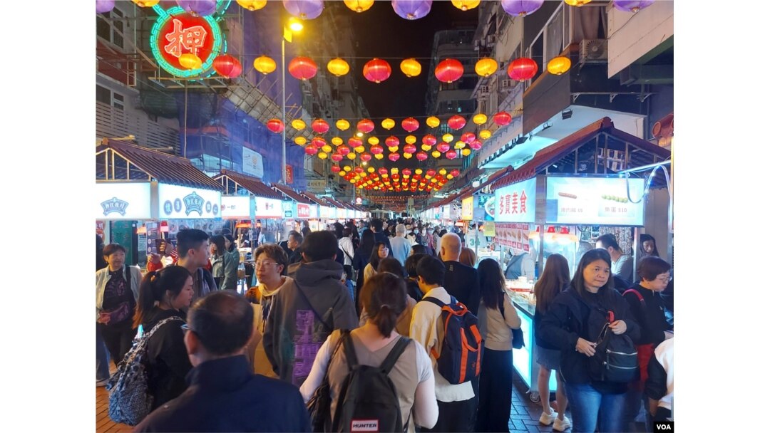 庙街夜市开业反应理想，吸引香港市民和外地游客到访 (美国之音 林淦峰)