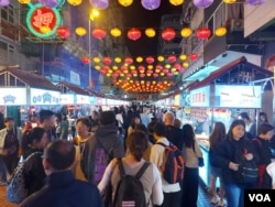 庙街夜市开业反应理想，吸引香港市民和外地游客到访 (美国之音 林淦峰)
