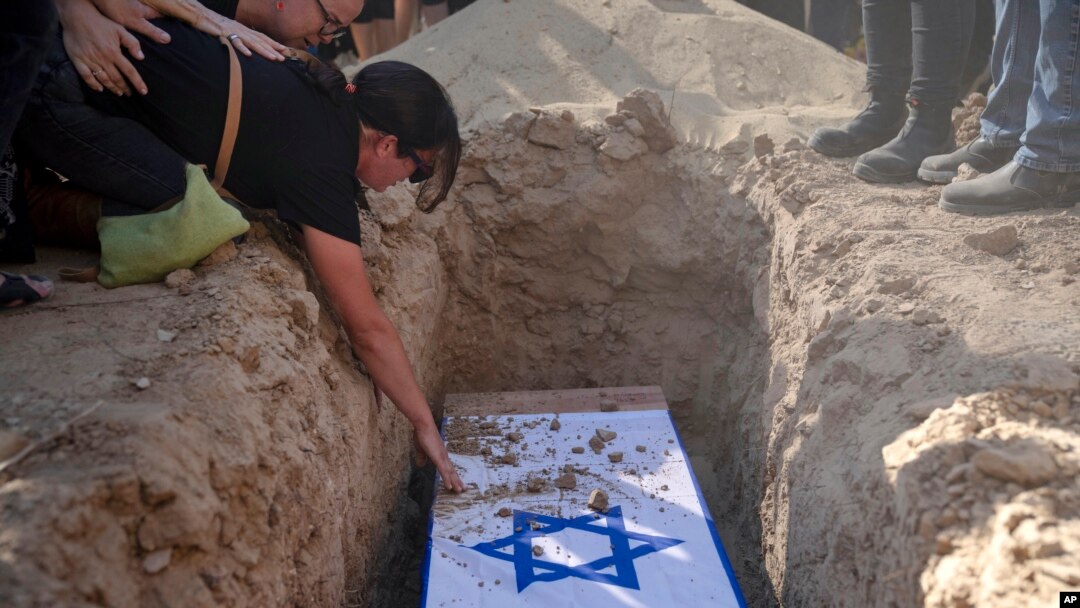 Rimon Buchshtab menghadiri acara pemakaman suaminya Yagev Buchshtab, salah satu sandera yang ditemukan dalam keadaan tewas di Gaza, di pemakaman Kibbutz Nirim, Israel selatan, 21 Agustus 2024.