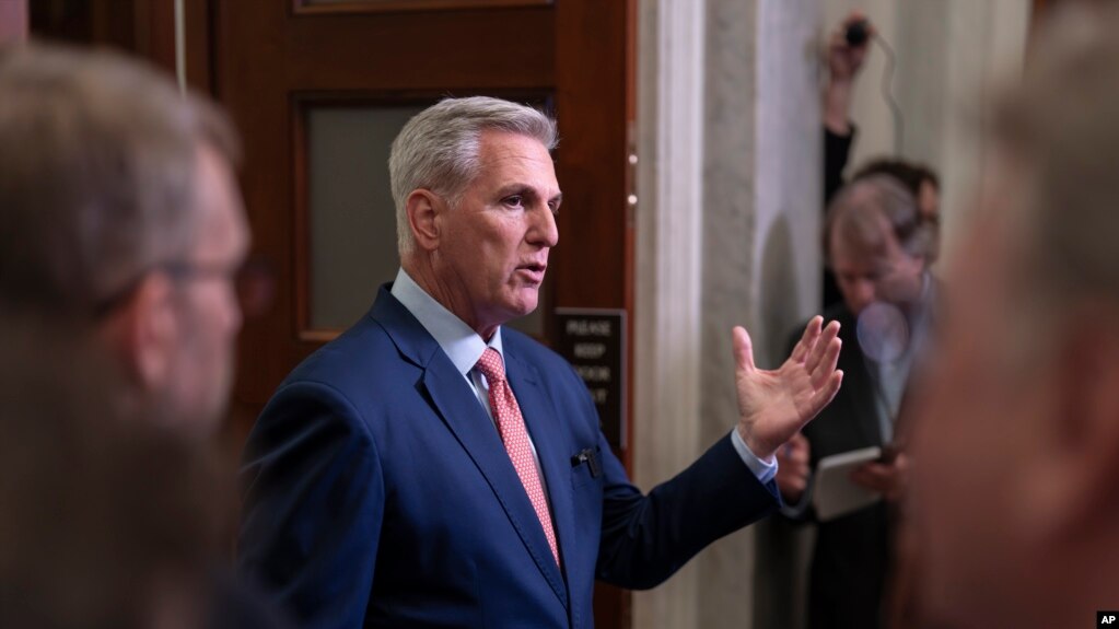 El presidente de la Cámara de Representantes, Kevin McCarthy, habla con los reporteros sobre los pedidos de una investigación de juicio político al presidente Joe Biden, en el Capitolio de Washington, el martes 25 de julio de 2023. (Foto AP/J. Scott Applewhite )