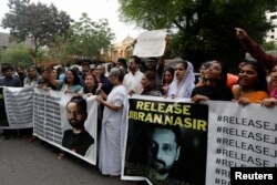 Para pengunjuk rasa di Karachi, Pakistan, meneriakkan slogan-slogan sambil membawa spanduk menuntut pembebasan aktivis HAM dan pengacara Jibran Nasir, yang menurut mereka diculik, 2 Juni 2023. REUTERS/Akhtar Soomro