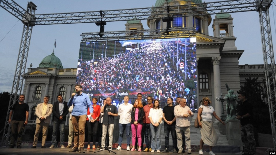 Obraćanje organizatora protesta "Srbija protiv nasilja" na skupu ispred Skupštine Srbije (foto: FoNet)