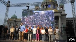 Obraćanje organizatora protesta "Srbija protiv nasilja" na skupu ispred Skupštine Srbije (foto: FoNet)