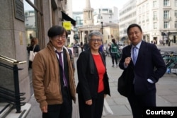 资料照：左起：邵江、王超华与王丹2019年在伦敦合影。