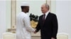 Shugaban mulkin sojin Chadi, Mahamat Idriss Déby da Shugaban ƙasar Rasha Vladimir Putin a fadar Kremlin. 