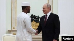 Shugaban mulkin sojin Chadi, Mahamat Idriss Déby da Shugaban ƙasar Rasha Vladimir Putin a fadar Kremlin. 