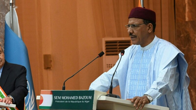 Niger: Bazoum appelle à l'aide, les putschistes menacent de riposter