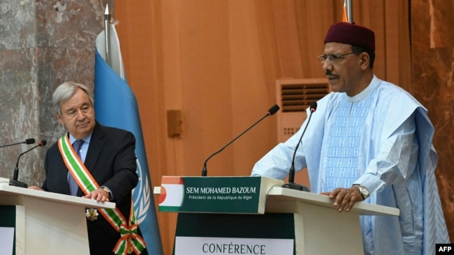 FILE - U.N. Secretary-General Antonio Guterres listens as Niger President Mohamed Bazoum speaks at the presidential palace in Niamey on May 2, 2022. Guterres "strongly condemns the unconstitutional change in government" in Niger, his spokesman said July 26, 2023, after Bazoum was deposed in a coup.