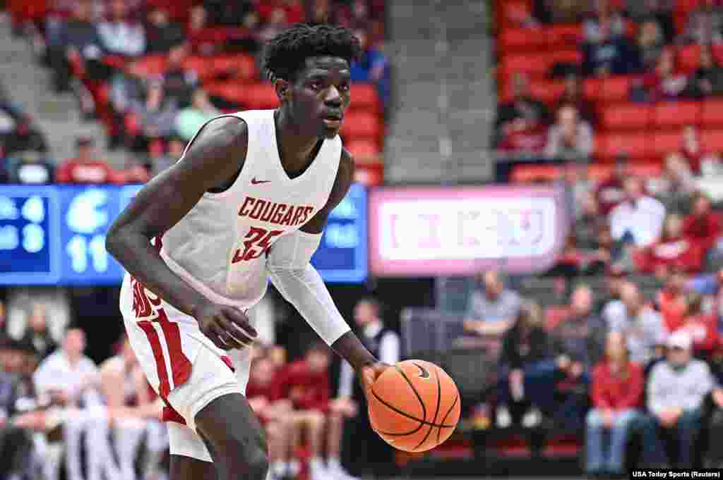 Mouhamed Gueye nasceu em Dacar, Senegal. Tem 20 anos e mede 2,11m. Vem da equipa universitária Washington Cougars e assinou um contrato de 4 anos com o Atlanta Hawks, equipa do jogador angolano Bruno Fernando