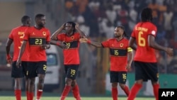 L'attaquant angolais n°19 Mabululu célèbre avec ses coéquipiers après avoir marqué le premier but de son équipe, au Stade de la Paix à Bouaké, le 15 janvier 2024.