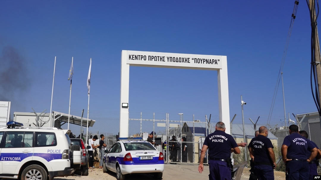 FILE - Pasukan keamanan Siprus berjaga di pintu masuk kamp Pournara, pusat penerimaan utama migran di Siprus, setelah dilaporkan adanya kerusuhan di fasilitas di Kokkinotrimithia, tepi ibu kota Nicosia tersebut, 28 Oktober 2022 . (Etienne TORBEY / AFP)