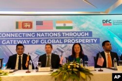 Dari kiri: Menlu Sri Lanka Ali Sabry, CEO Perusahaan Pembiayaan Pembangunan Internasional (DFC) AS Scott Nathan, Dubes AS untuk Sri Lanka Julie Chung, dan CEO Adani Ports Karan Adani pada pertemuan di Kolombo, Sri Lanka, Rabu , 8 November 2023. (AP/Eranga Jayawardena)