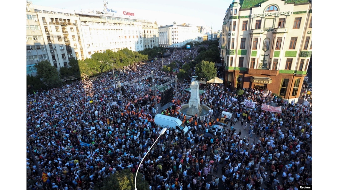 Učesnici protesnog skupa protiv otvaranja rudnika litijuma "Nećeš kopati", u organizaciji Saveza ekoloških organizacija Srbije, na Terazijama, u Beogradu, 10. avgusta 2024. (Foto: Rojters/Đorđe Kojadinović)