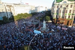 Učesnici protesnog skupa protiv otvaranja rudnika litijuma "Nećeš kopati", u organizaciji Saveza ekoloških organizacija Srbije, na Terazijama, u Beogradu, 10. avgusta 2024. (Foto: Rojters/Đorđe Kojadinović)